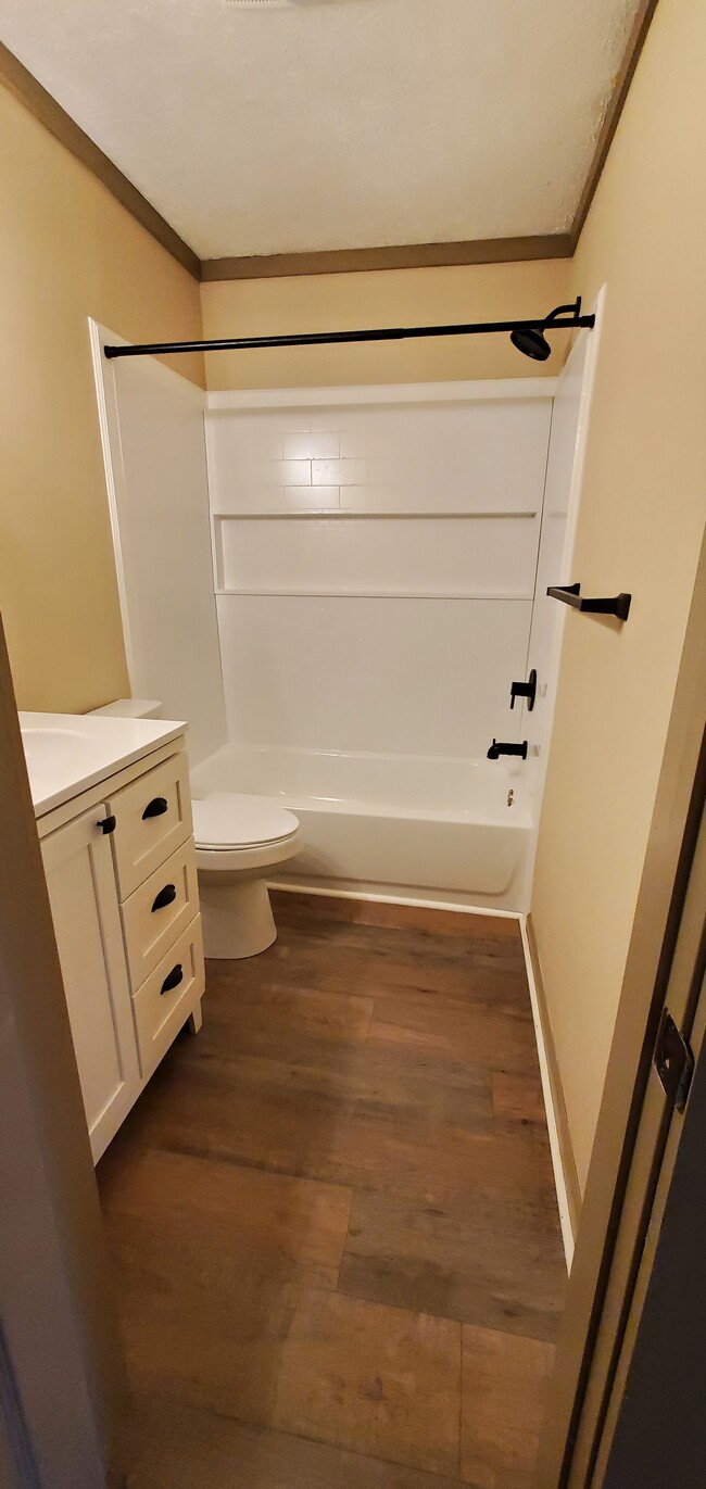 Full bath with storage - 303 Clint Norris Rd Unidad 303  2