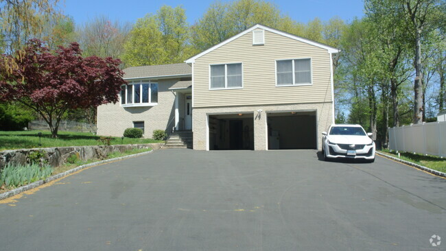 Building Photo - 302 Westwood Rd Rental