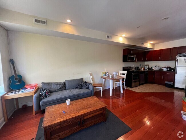 Building Photo - 676 N 33rd St Unit 676 N 33rd St (2nd fl -3rd fl ) Rental