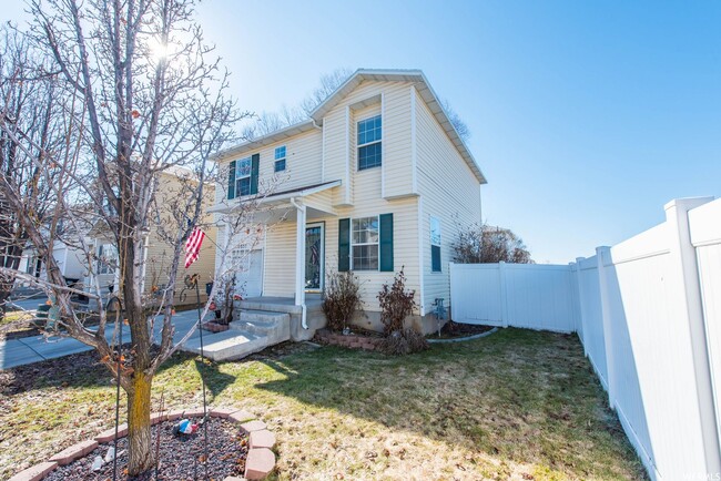 Building Photo - AWESOME 3 BED 2 BATH FULLY FENCED CLINTON HOME IS A MUST SEE!!