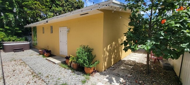 Building Photo - 985 SW 10th St Unit 4 Rental