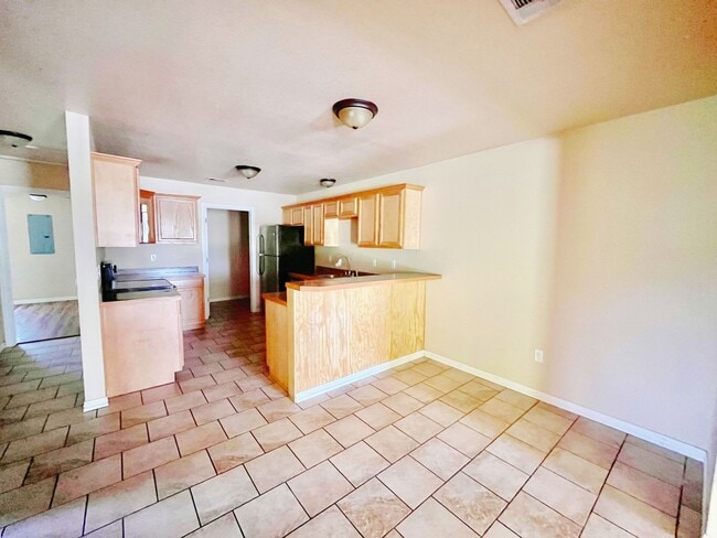 Photo - Close to school/Neighborhood surrounded by trees/Cozy