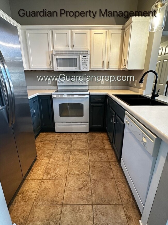 Photo - Maple Grove 2 Bedroom Town Home, 2 Car Gar...