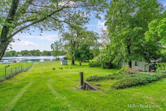 Photo - "Charming 3-Bedroom Lakehouse retreat with Spacious 2128 Sq Ft Layout in Hastings, MI!"