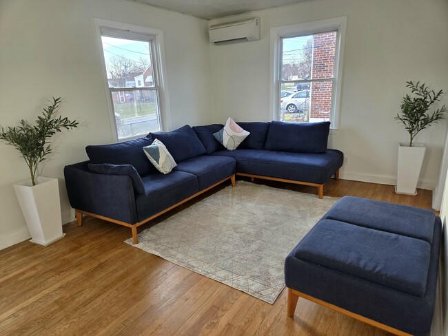 Foto escenificada: sala de estar - 1130 Stephen Dr