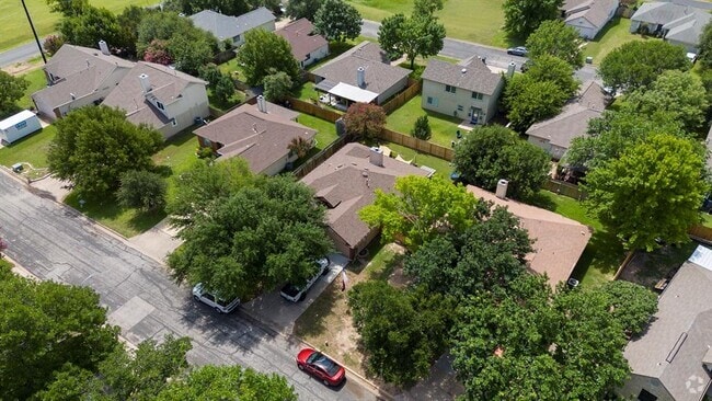 Building Photo - 906 Iris Dr Rental