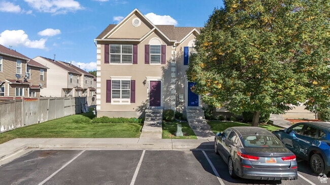 Building Photo - "Spacious 4-Bedroom Townhouse in Eagle Mou...