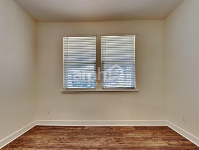 Photo - 437 Sandstone Dr