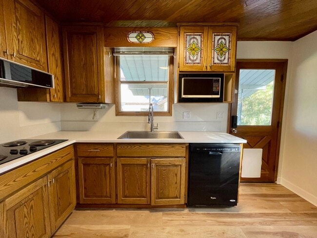 Photo - 2+ Bed / 1 Bath Charming House (with basement) in Sellwood