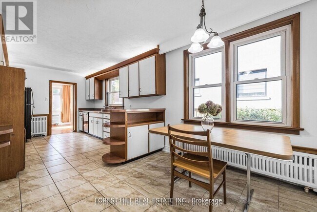 Photo - 18 Irvington Crescent