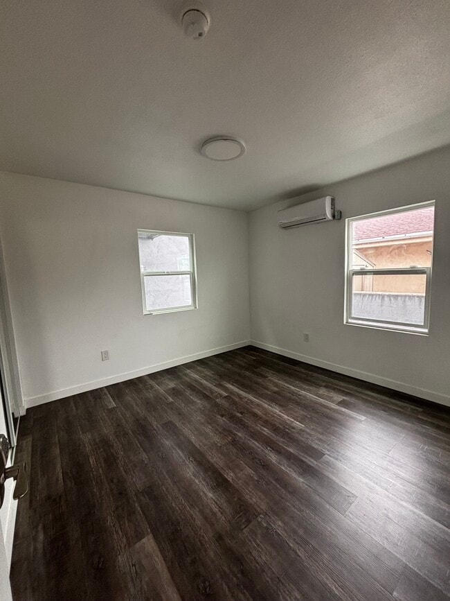 Building Photo - 1672 W 36th St Unit 2