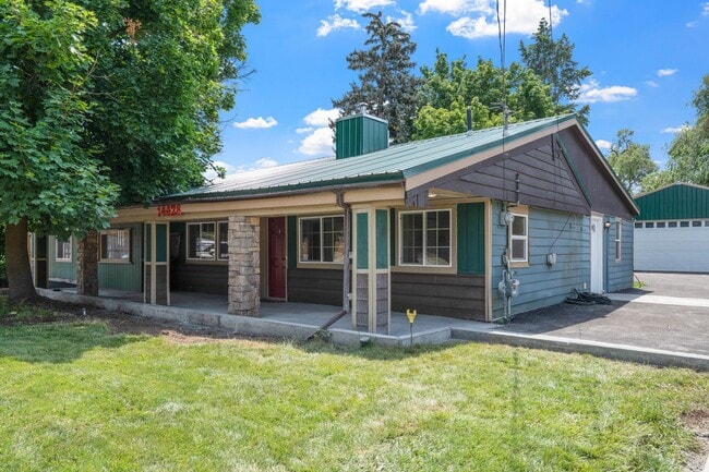 Building Photo - 3 Bedroom 2.5 Bathroom single level rancher with 30x40 insulated / heated shop Fully Furnished