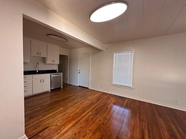Photo - 1015 Ave K