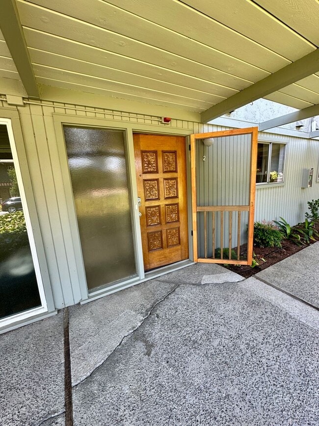 Building Photo - Convenient and Updated Townhouse
