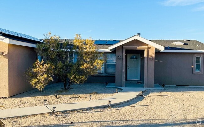 Building Photo - 29 Palms Home with Garage
