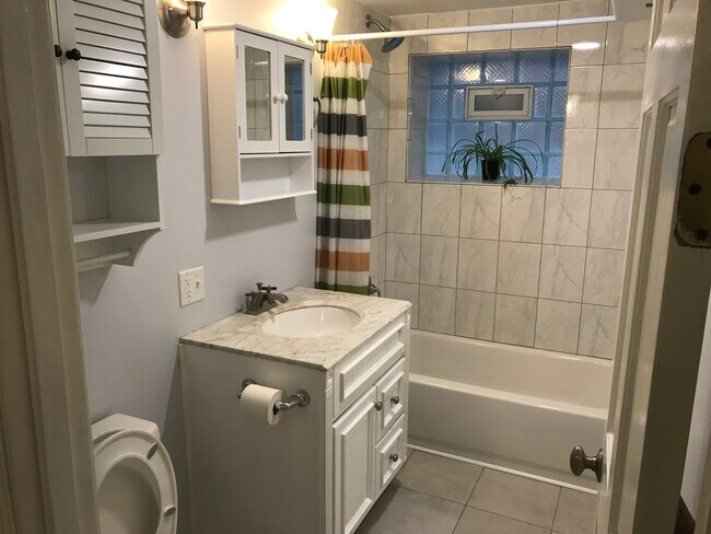 5335 W Sunnyside Ave Unit Sunnyside Basement
