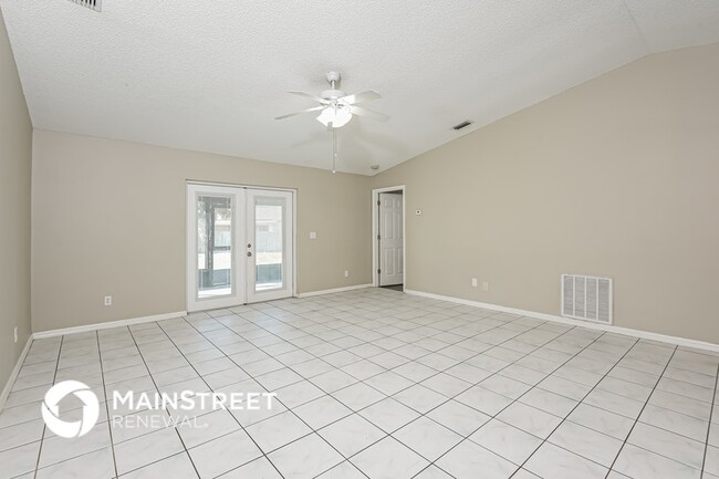 Photo - 362 Emerson Dr NW