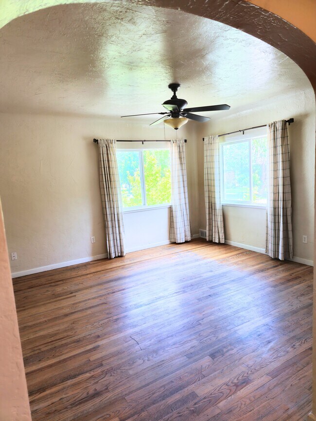 Living room - 123 Taylor St