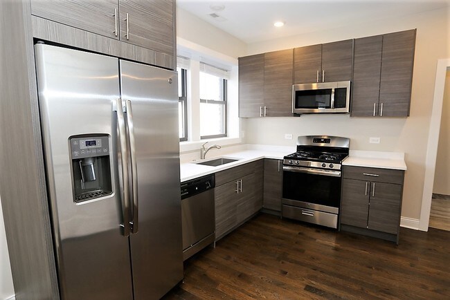 Building Photo - 2228 N Sawyer Ave Unit 2W Rental