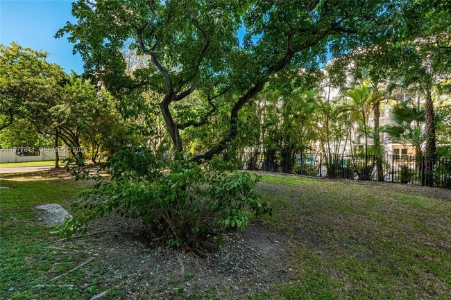 Building Photo - 17021 N Bay Rd Unit 102