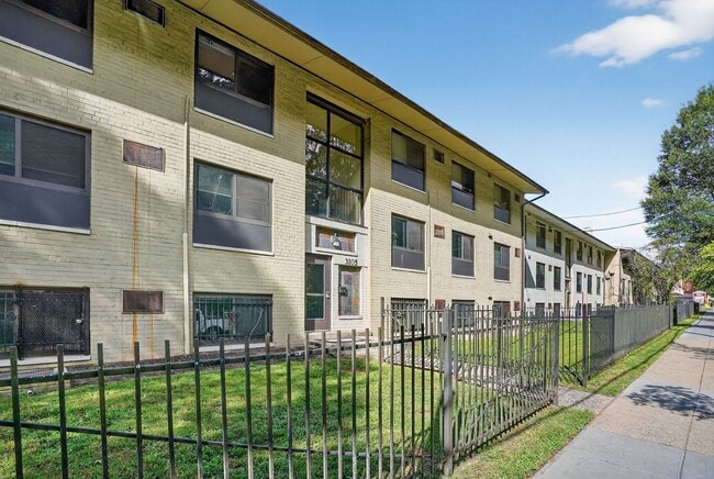 Photo - Modern 2-Bedroom Apartment with In-Unit La... Unidad 101