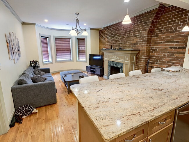 Photo - 531 Newbury St Unidad 2 Rental