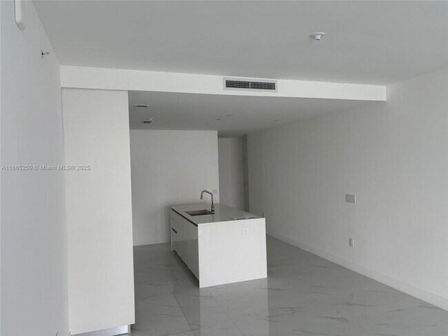 Photo - 700 NE 24th St Unidad 3705