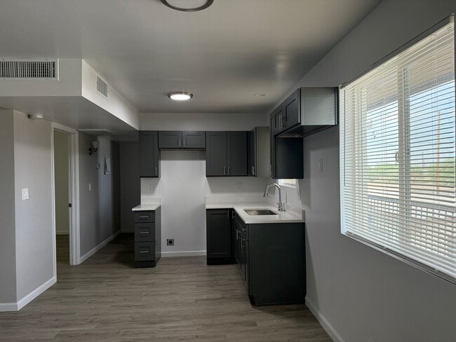 Building Photo - 1 Bedroom Phx. Apartment Unit 16Th St.