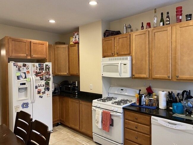 Building Photo - 191 Boylston St Unit 3