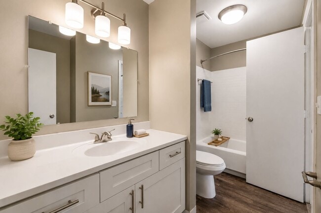 Lakeside Crossing at Eagle Creek Apartments and Townhomes