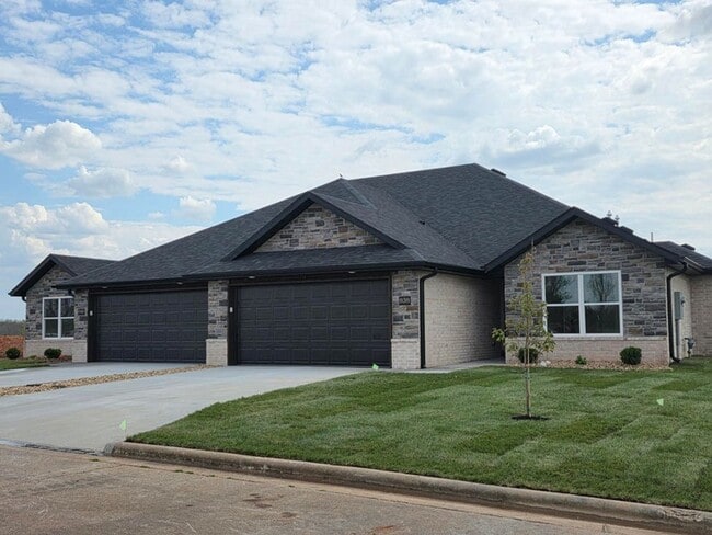 Building Photo - 838 E Crystal Ave