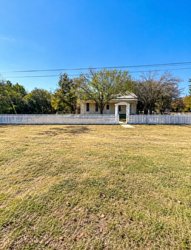 302 N Burleson St
