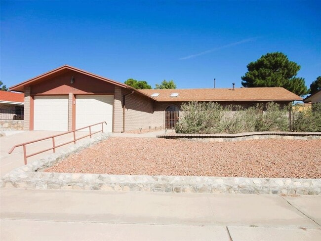 Building Photo - Fascinating Single Level Eastside Home Wit...