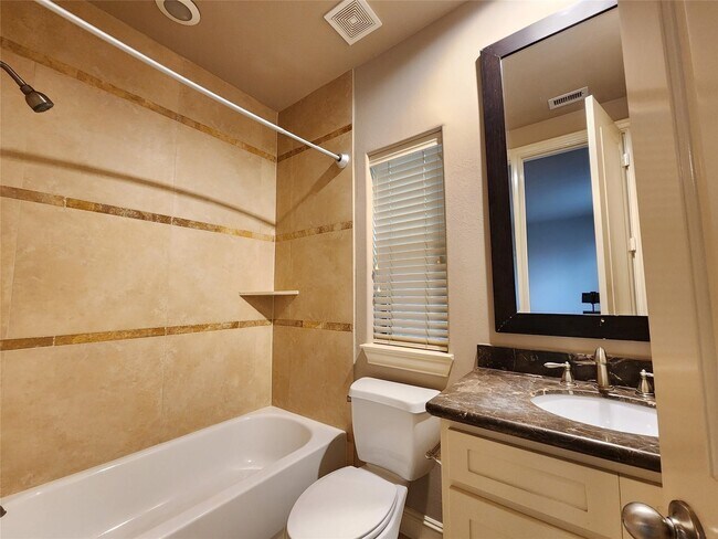 Photo - 3205 Center St