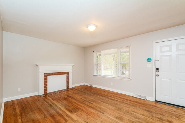 Photo - 110 E Crestview Dr