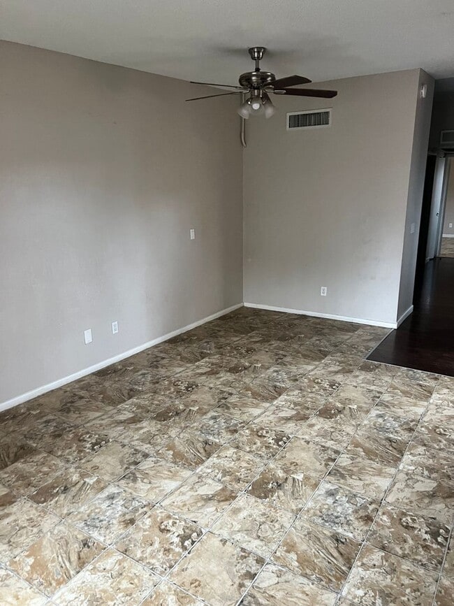 Building Photo - 2813 E Paradise Ln Unit 102