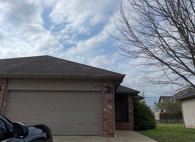 Building Photo - COMING SOON! Duplex in Ozark