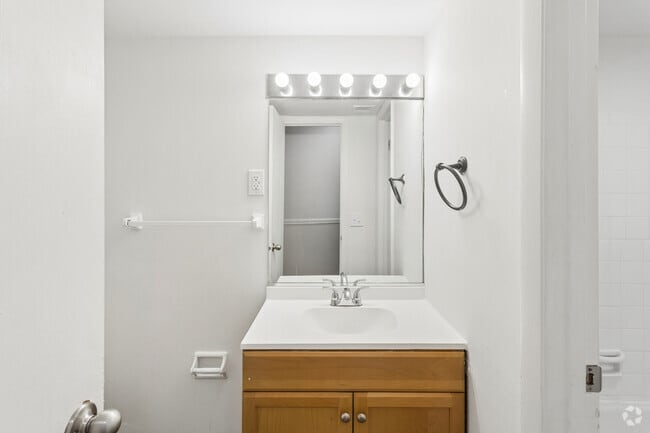2BR, 1.5BA - 850SF - Bathroom