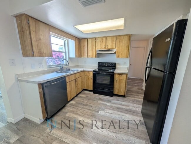 Photo - 3/2 over 1000sf home with New flooring, FRESH paint, open floorplan, primary suite with private b...
