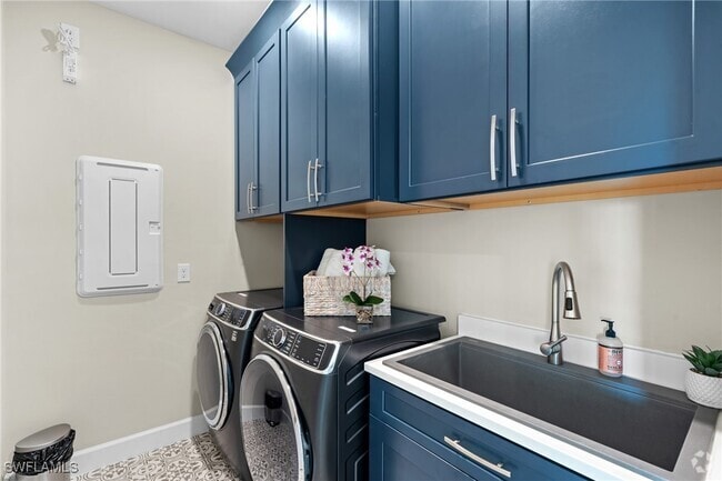 Building Photo - 2033 Grove Dr Rental