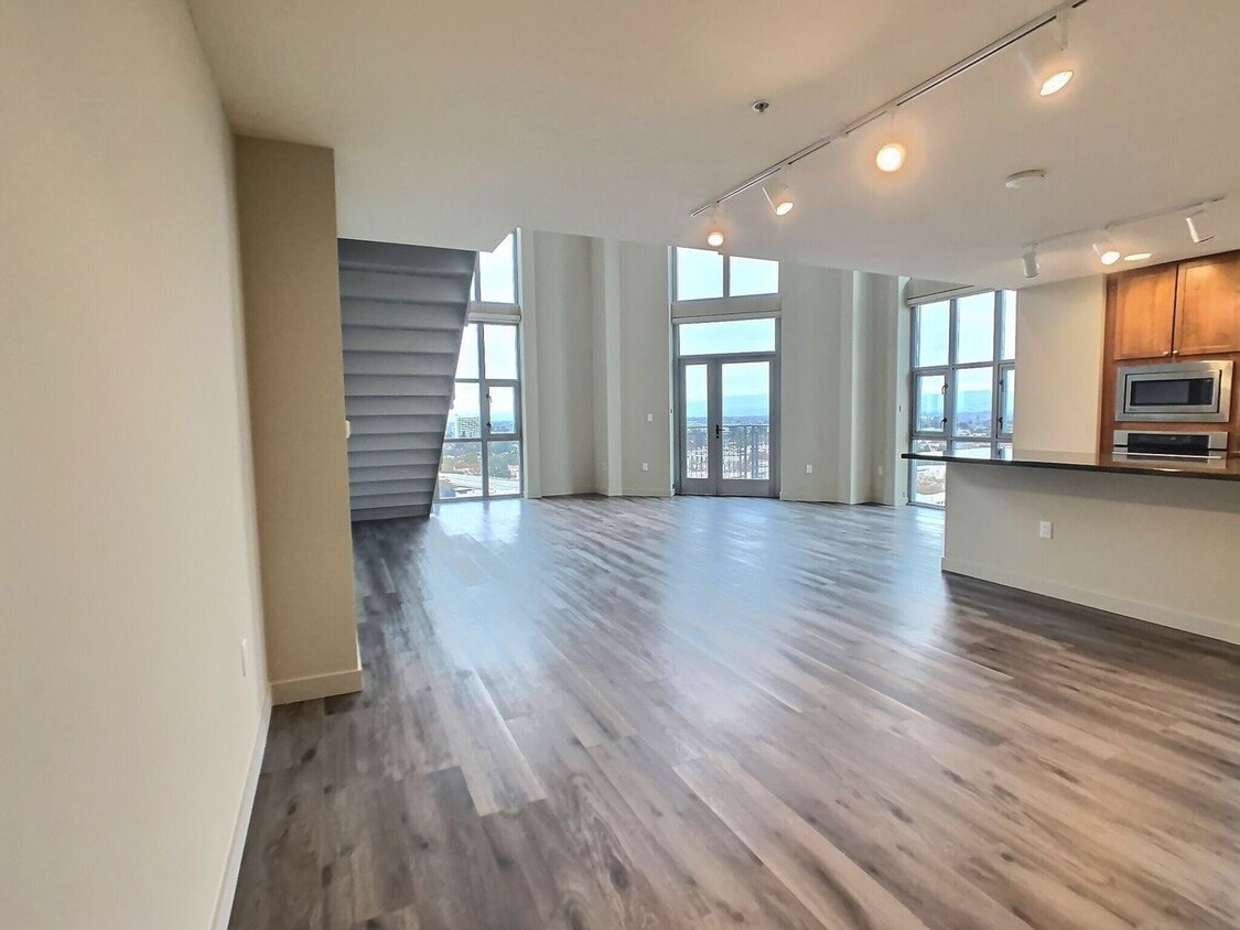 Fantastic 2 Bed/2Bath Penthouse with Panor... - Fantastic 2 Bed/2Bath Penthouse with Panor...