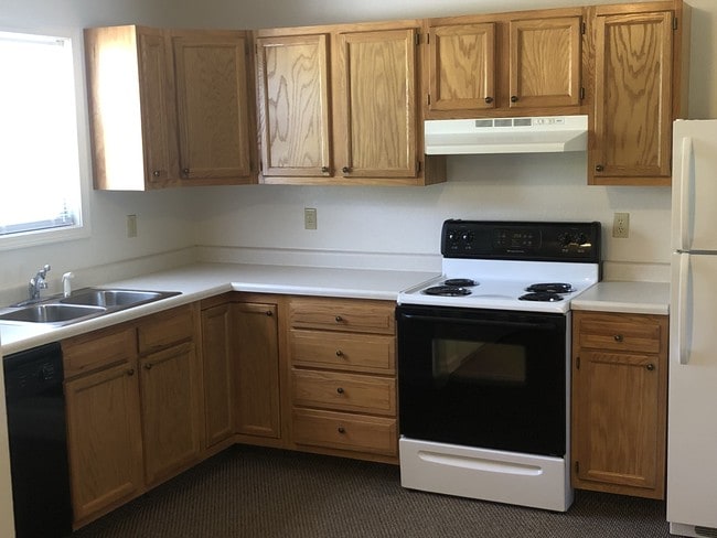 Kitchen - 15130 Sprucevale Rd Unit 1