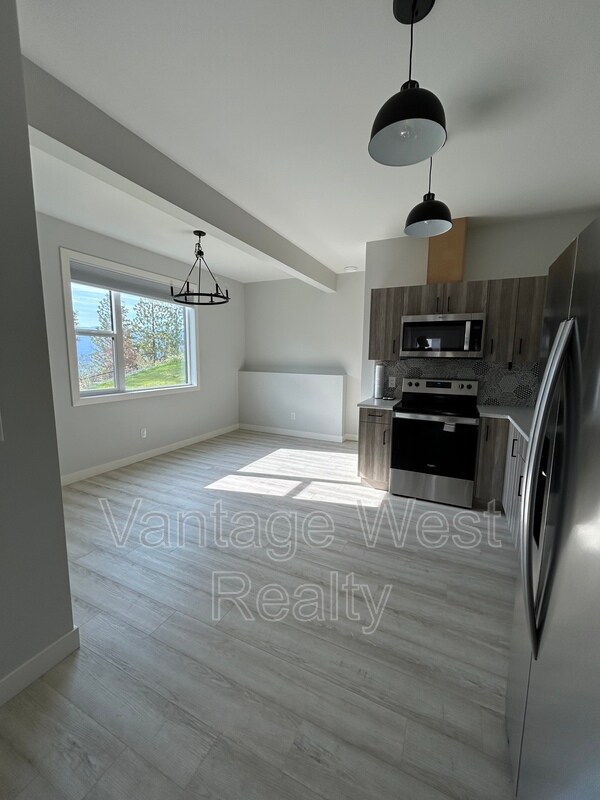 Photo - 973 Lochness St