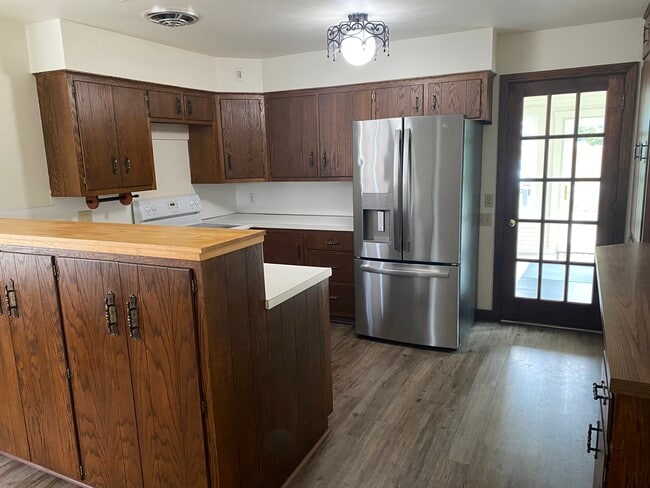 Kitchen 1 Floor - 233 N 9th St