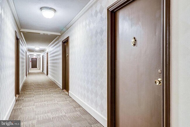 Building Photo - 1111 Arlington Blvd Unit 812