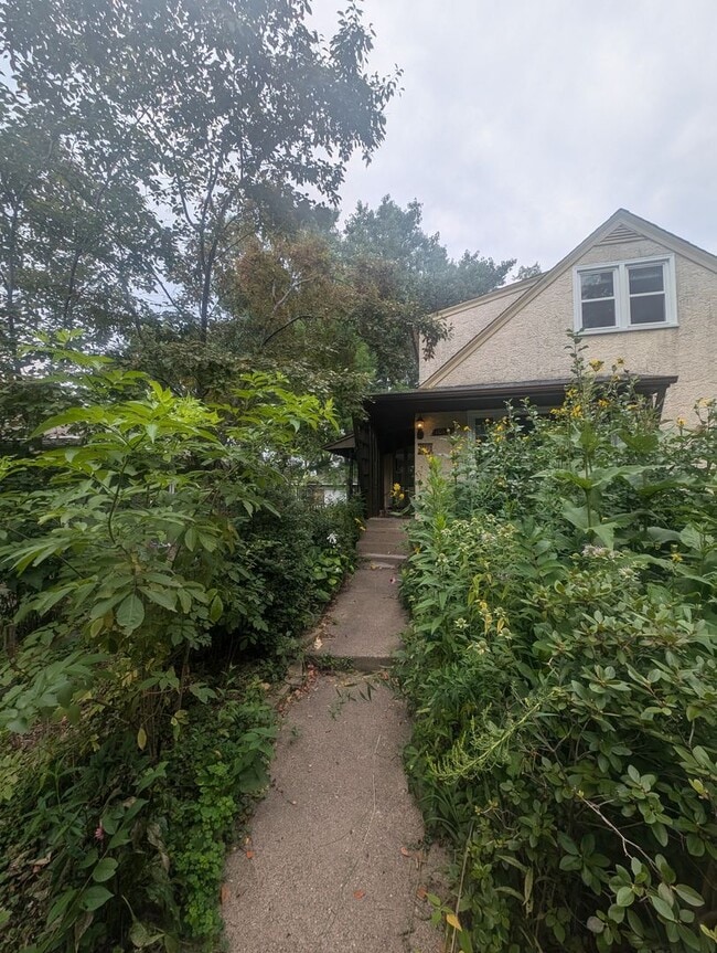 Building Photo - Charming Garden Oasis in West St. Paul – F... Rental
