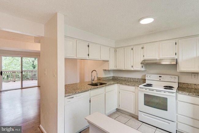 Photo - 2841 Shepperton Terrace