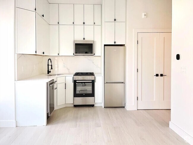 Building Photo - 173 Maverick St Unit 204 Rental