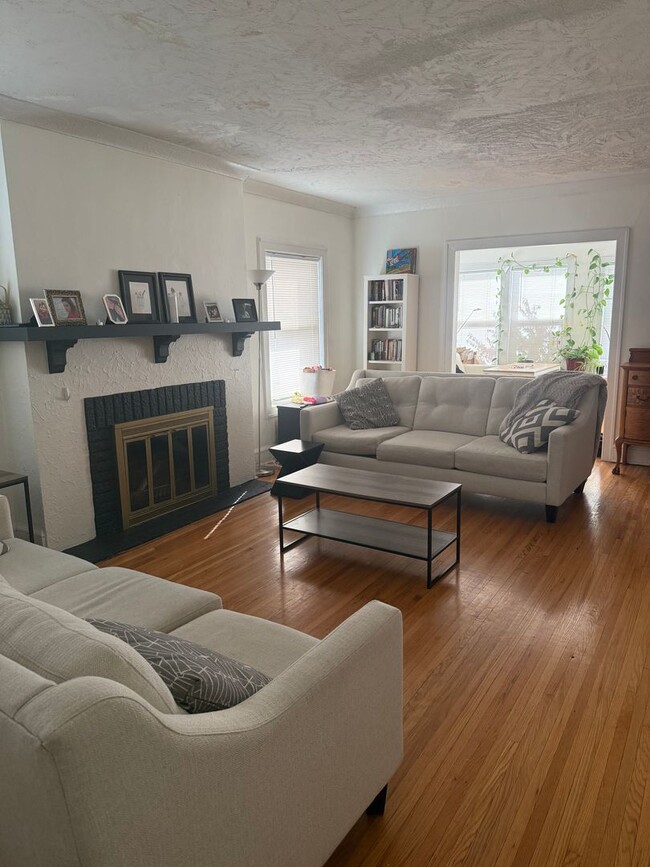 Building Photo - 1067 St Clair Ave Unit 1