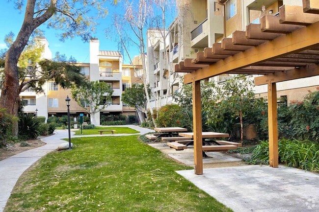 Building Photo - 5535 Canoga Ave Unit 108 Rental